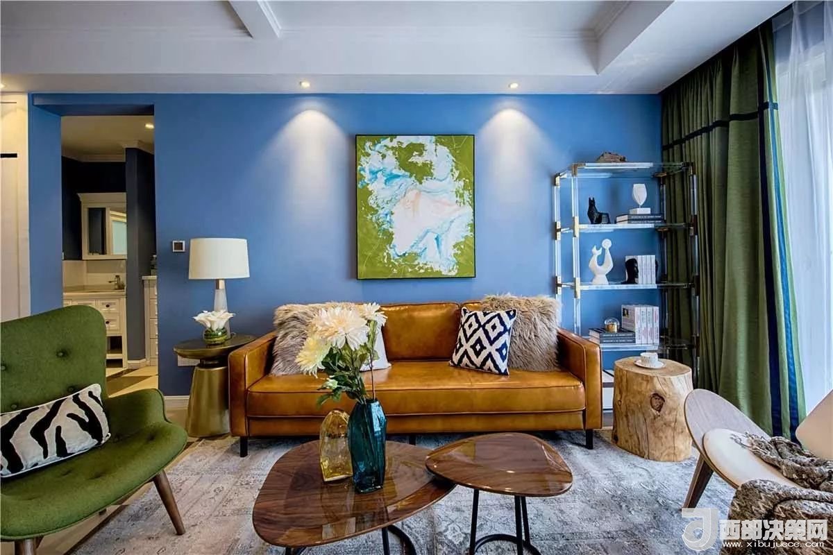 沙發(fā)背景墻選對(duì)裝飾畫，才能美了整個(gè)客廳空間！