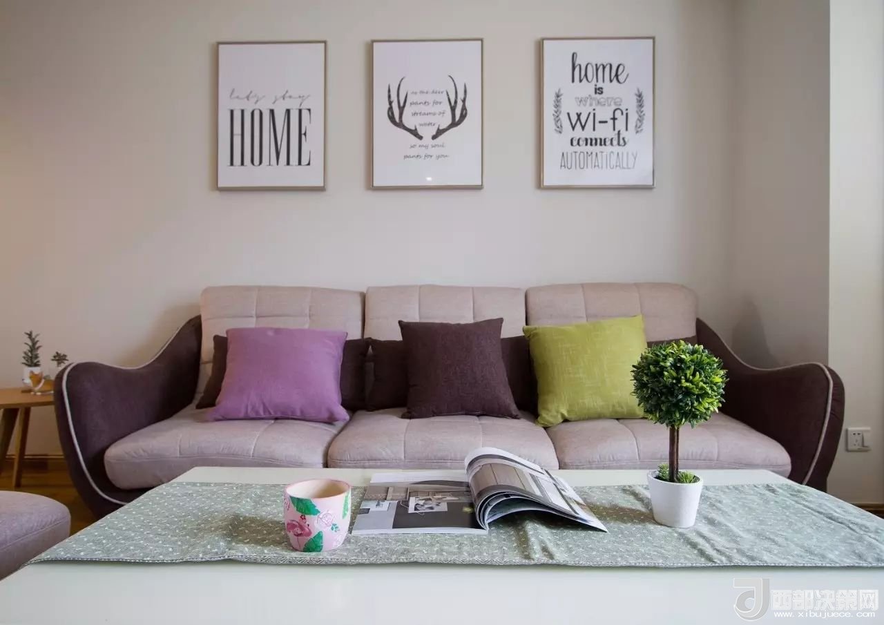 沙發(fā)背景墻選對(duì)裝飾畫，才能美了整個(gè)客廳空間！