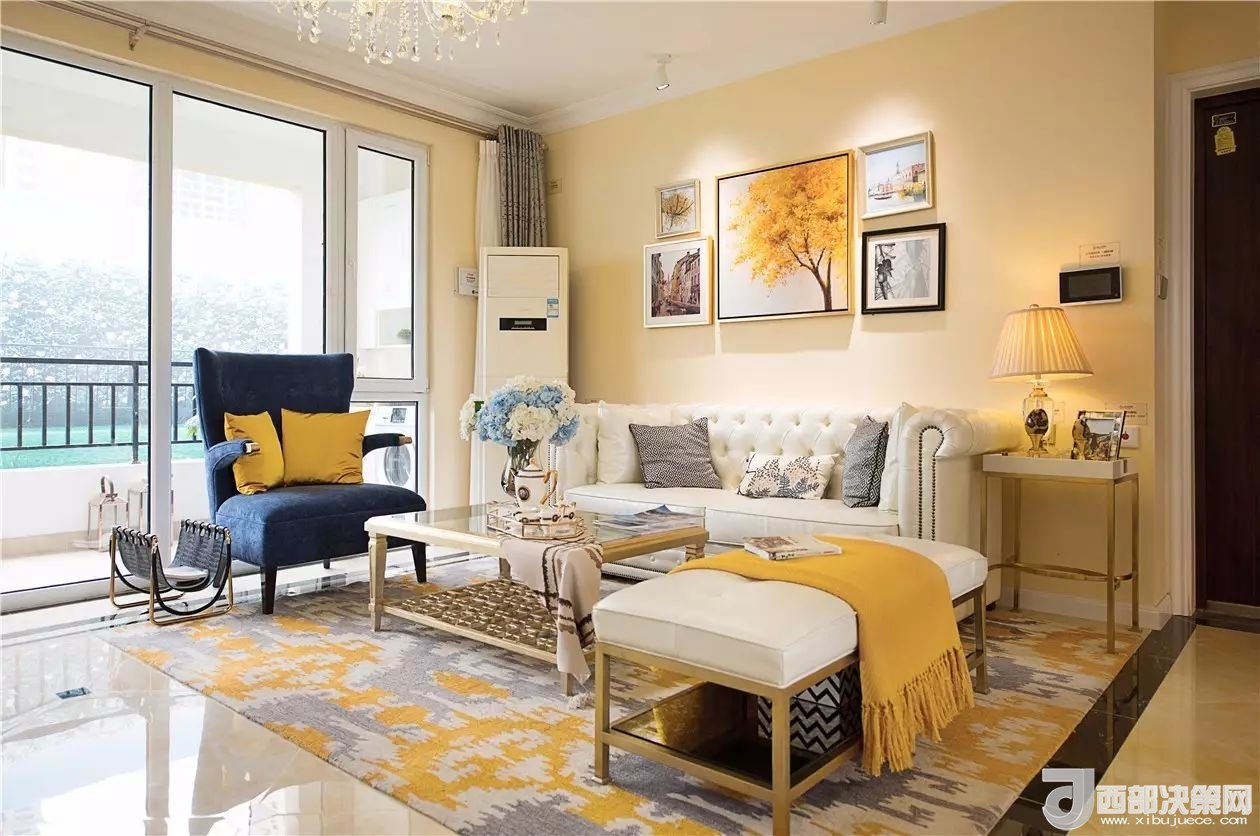 沙發(fā)背景墻選對(duì)裝飾畫，才能美了整個(gè)客廳空間！