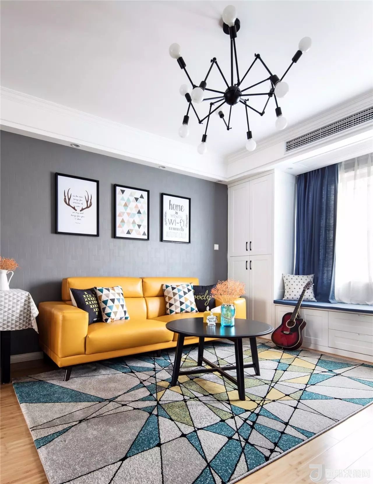 沙發(fā)背景墻選對(duì)裝飾畫，才能美了整個(gè)客廳空間！