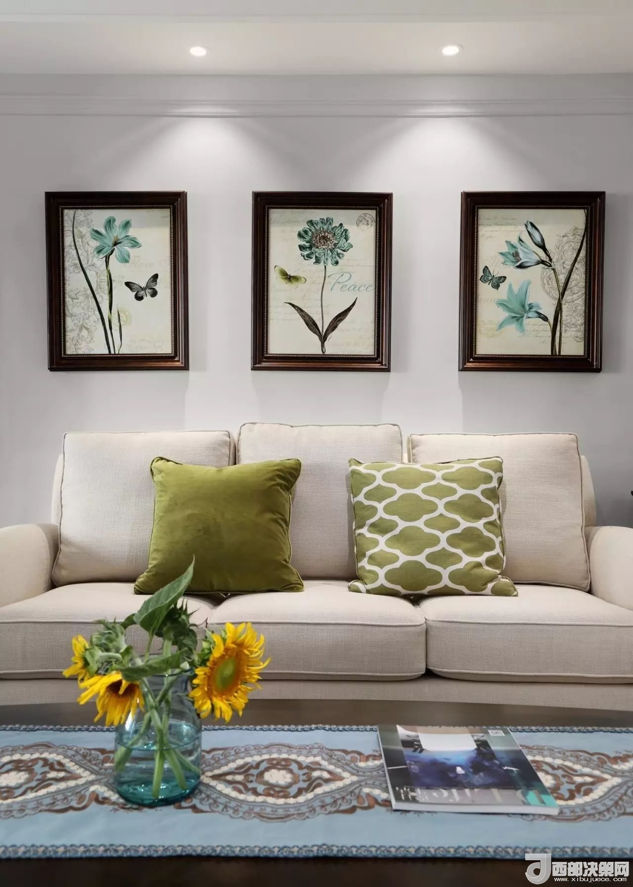 沙發(fā)背景墻選對(duì)裝飾畫，才能美了整個(gè)客廳空間！