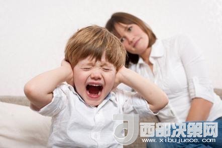 這時(shí)孩子可能會(huì)一直哭，甚至觀察父母的反應(yīng)。父母這時(shí)候可以讓他哭，哭累了自然就會(huì)停下，要讓孩子明白“鬧起來(lái)沒(méi)道理我不會(huì)心疼你”。