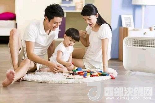 兒童時(shí)期，孩子好奇心強(qiáng)，喜歡“打破砂鍋問(wèn)到底”、“探究性拆東西”、“自言自語(yǔ)做游戲”。這些聽(tīng)似好笑，看似頑皮的言行舉止，恰恰就是孩子創(chuàng)造火花的閃現(xiàn)。心理學(xué)家鄧斯克認(rèn)為，小孩子在游戲中的“假裝”會(huì)大大促進(jìn)他們的發(fā)散思維。