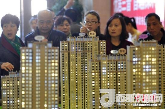 資料圖：民眾選購(gòu)商品房。 <a target='_blank' >中新社</a>記者 韋亮 攝