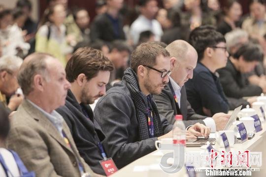 河北工業(yè)設(shè)計(jì)創(chuàng)新中心(以下簡(jiǎn)稱(chēng)HIDC)啟動(dòng)儀式暨“設(shè)計(jì)促轉(zhuǎn)型·創(chuàng)新贏未來(lái)”國(guó)際工業(yè)設(shè)計(jì)工作坊26日在河北省省會(huì)石家莊市舉行。圖為與會(huì)各國(guó)設(shè)計(jì)師。　肖欣 攝