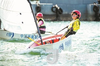 青島市北區(qū)立新小學(xué)學(xué)生參加2017年中國(guó)杯青少年帆船OP項(xiàng)目比賽。孫軍/攝