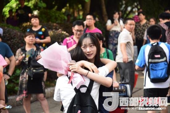 資料圖：一名家屬擁抱走出考場的考生。 王以照 攝