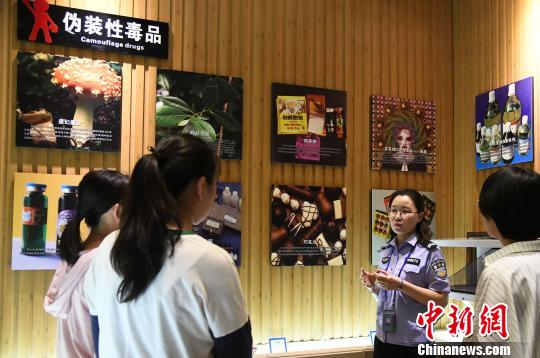 山西省司法行政戒毒系統(tǒng)積極面向社會(huì)開展禁毒警示教育?！　　⊥踅ㄜ?攝