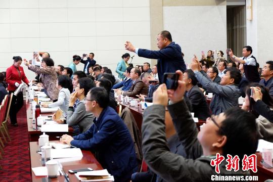 圖為與會(huì)嘉賓認(rèn)真聽取專家演講?！±铍h 攝