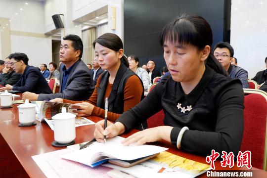 圖為與會(huì)嘉賓聆聽專家演講?！±铍h 攝