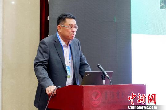 圖為青海省農(nóng)林科學(xué)院副院長(zhǎng)、國(guó)家大麥青稞產(chǎn)業(yè)技術(shù)體系崗位科學(xué)家遲德釗正在發(fā)言?！±铍h 攝