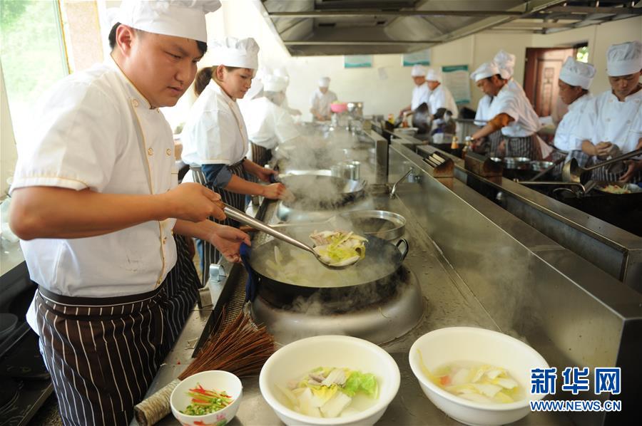 (壯麗70年·奮斗新時代——共和國發(fā)展成就巡禮·圖文互動)(5)多彩貴州闖新路