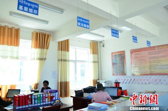 圖為塔秀村的便民服務(wù)大廳?！◆?shù)り?攝