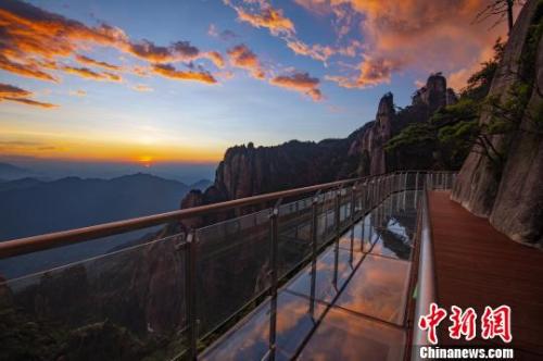  資料圖：霞光映照在三清山棧道玻璃上?！溆榔?攝