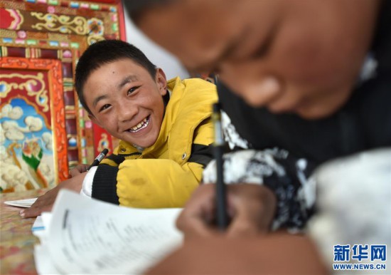 (新春走基層)(4)我們將在低海拔新居過(guò)年——極高海拔地區(qū)群眾生態(tài)搬遷安置點(diǎn)見(jiàn)聞