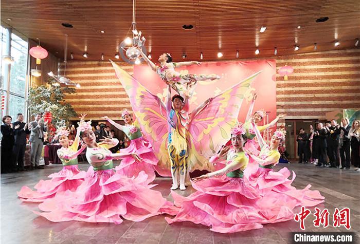 圖為雜技演員通過精湛的技藝贏得了滿堂喝彩?！「拭C省文化和旅游廳網(wǎng)站 攝