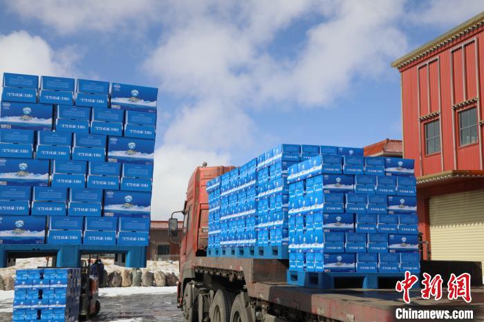 圖為當雄的冰川礦泉水裝車，即將發(fā)往湖北?！‘斝劭h 供圖 攝