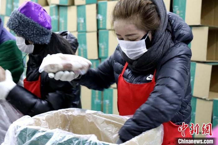 當雄縣民眾將牦牛肉裝箱?！‘斝劭h 供圖 攝