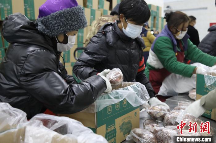 當雄縣民眾打包當?shù)氐奶禺a(chǎn)，“有身份證”牦牛肉?！‘斝劭h 供圖 攝