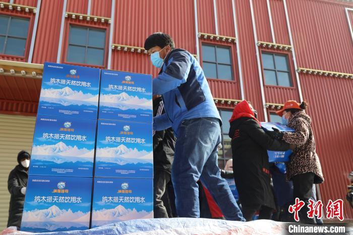 西藏當雄給湖北荊州送去冰川礦泉水、牦牛肉等物資