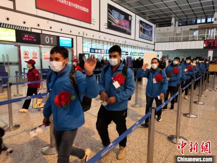 外出務(wù)工人員有序排隊(duì)辦理登記手續(xù)?！O友軍 攝