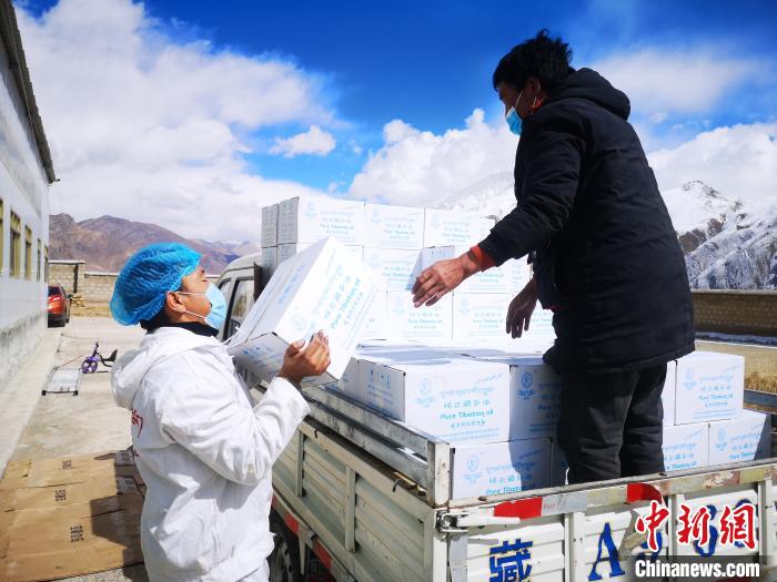 圖為工作人員搬運物資。堆龍德慶區(qū)宣傳部供圖