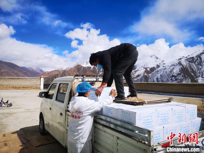 圖為工作人員搬運物資。堆龍德慶區(qū)宣傳部供圖