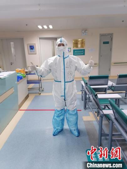 徐陶在工作中。四川援助湖北醫(yī)療隊(duì)供圖