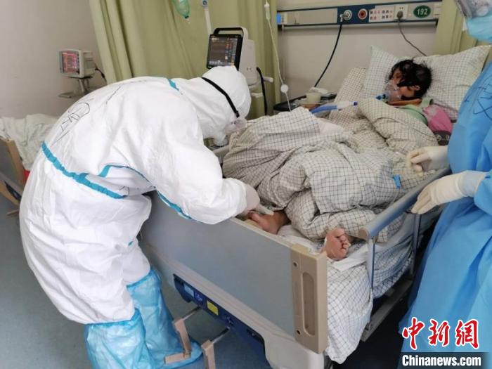 徐陶在工作中。四川援助湖北醫(yī)療隊(duì)供圖