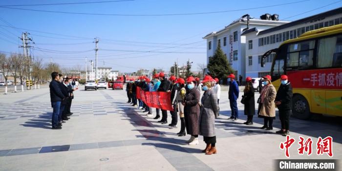 圖為甘肅禮縣，歡送首批乘“專車”赴浙江的務(wù)工人員。(資料圖) 田瑞萍 攝