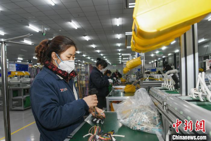 工人戴著口罩搶抓生產(chǎn)?！】到?攝