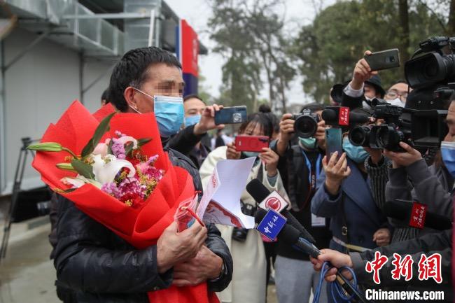 圖為貴州省最后一名新冠肺炎確診患者從貴州省將軍山醫(yī)院出院，患者接受媒體采訪。　瞿宏倫 攝