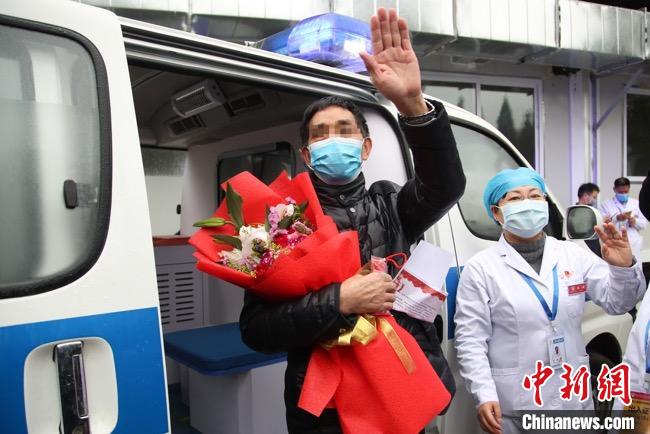 圖為貴州省最后一名新冠肺炎確診患者從貴州省將軍山醫(yī)院出院，患者與眾人揮手告別?！■暮陚?攝