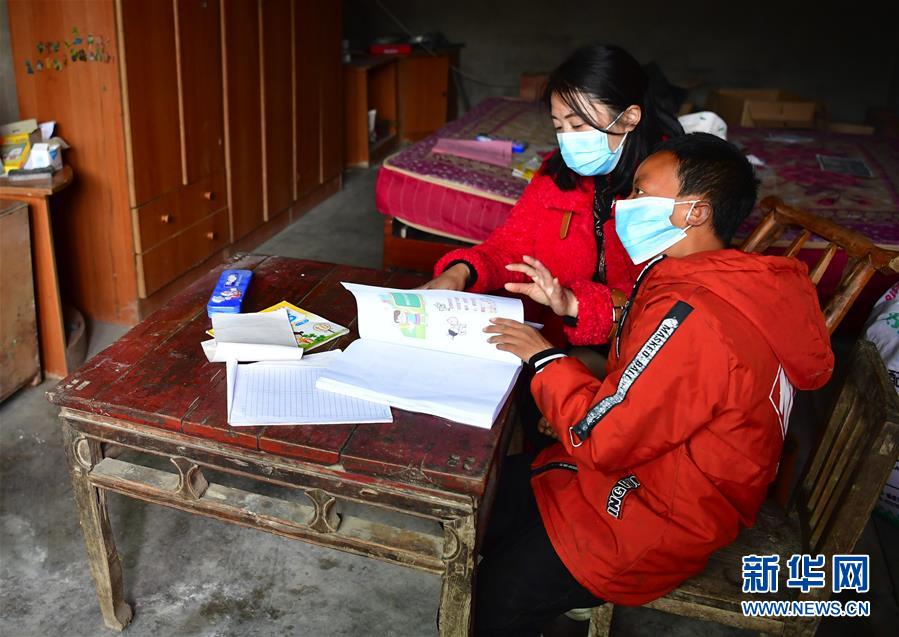 (決戰(zhàn)決勝脫貧攻堅·圖文互動)(3)特寫:疫情下的一堂特殊送教上門課