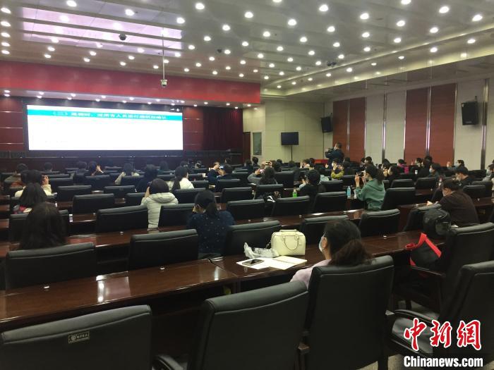 山西選派554名疫情防控指導(dǎo)員駐校指導(dǎo)高三年級開學(xué)疫情防控?！「呷鸱?攝