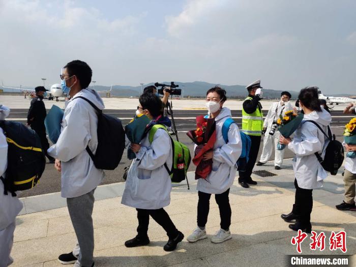 圖為交警向醫(yī)療隊(duì)敬禮?！№n帥南 攝