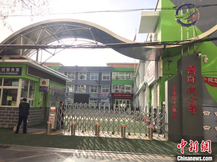 校門口設(shè)置臨時(shí)等候區(qū)，區(qū)域四周5米為禁行區(qū)?！「呷鸱?攝