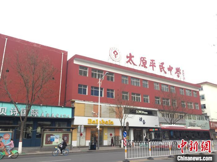 所有師生實(shí)行“日?qǐng)?bào)告”“零報(bào)告”制度，確保開(kāi)學(xué)后校園衛(wèi)生安全?！「呷鸱?攝