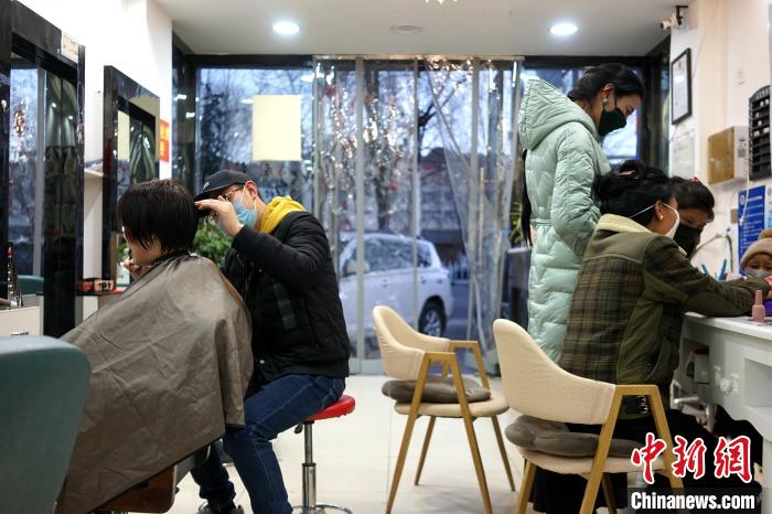 拉薩市民在一美發(fā)店理發(fā)、美甲?！〗w波 攝