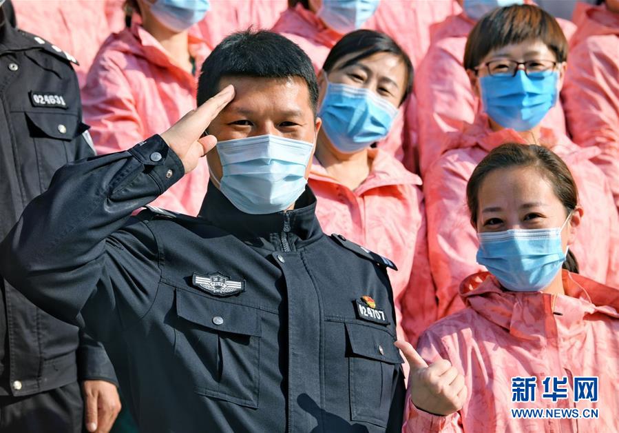 （習(xí)近平致敬的戰(zhàn)“疫”英雄·公安干警篇·圖文互動）（1）他們，抗疫一線鑄警魂