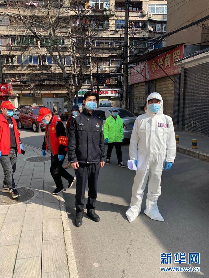 （習(xí)近平致敬的戰(zhàn)“疫”英雄·公安干警篇·圖文互動）（6）他們，抗疫一線鑄警魂