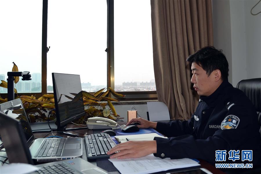 （習(xí)近平致敬的戰(zhàn)“疫”英雄·公安干警篇·圖文互動）（8）他們，抗疫一線鑄警魂