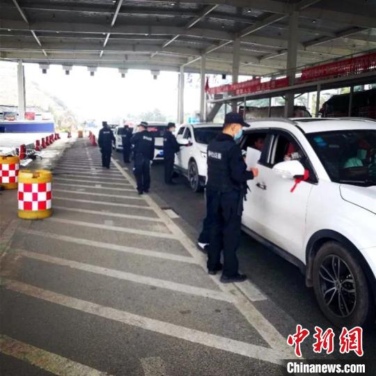 圖為云南一邊境檢查站防控疫情同時嚴防境外毒品滲透?！≡颇鲜」矎d供圖 攝
