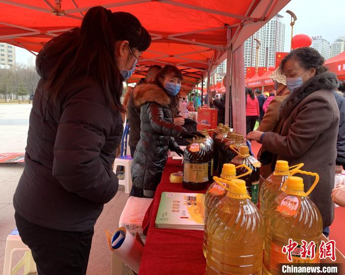 圖為市民們正在采購商品?！O睿 攝