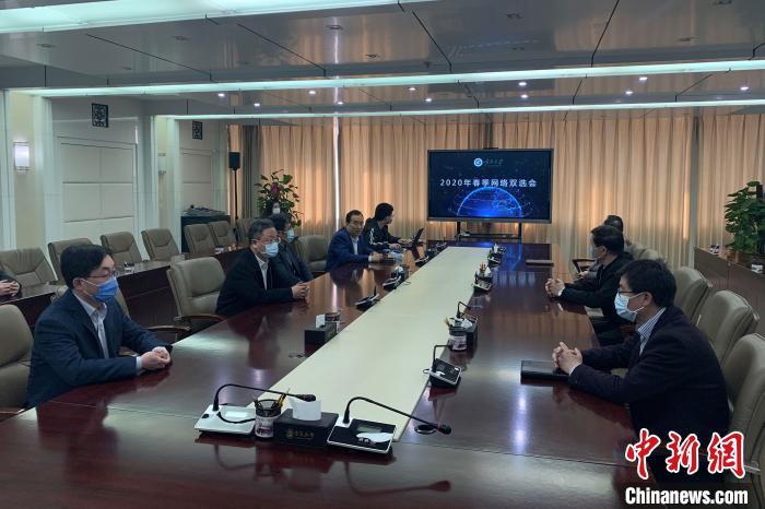 寧夏大學(xué)2020年春季首場(chǎng)綜合類“網(wǎng)絡(luò)雙選會(huì)”現(xiàn)場(chǎng)?！±钆迳?攝