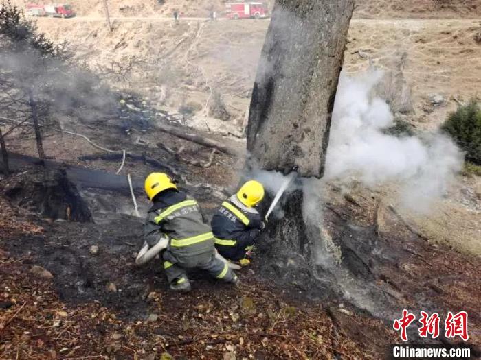 四川木里森林火災(zāi):森林消防深入火場對煙點全面清理