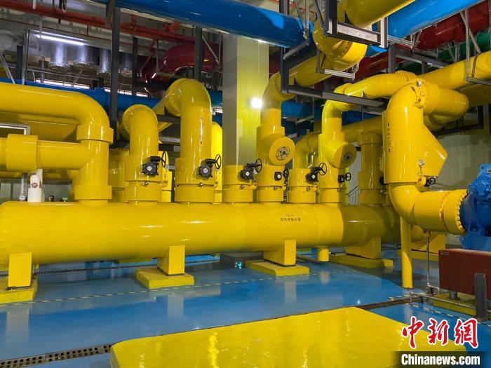 圖為中國(guó)移動(dòng)云南數(shù)據(jù)中心冷卻系統(tǒng)?!⊥蹯簛?攝 圖為中國(guó)移動(dòng)云南數(shù)據(jù)中心冷卻系統(tǒng)?!⊥蹯簛?攝