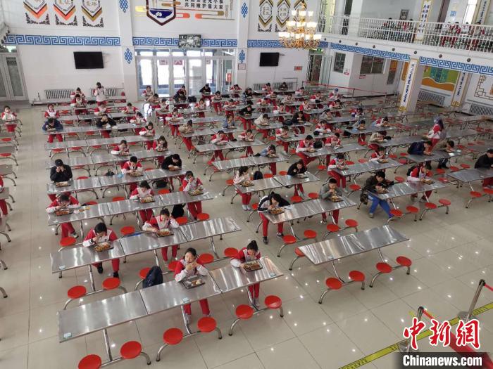 圖為學(xué)生們?cè)谑程镁筒?。　烏婭娜 攝