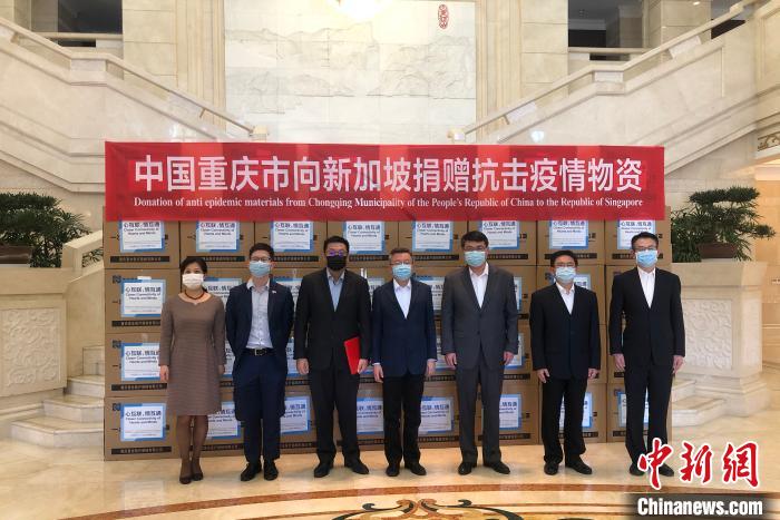 圖為捐贈(zèng)方與接收方代表合影留念?！⑾嗔?攝