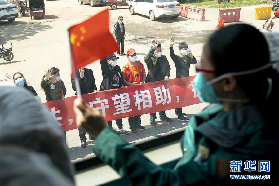 （聚焦疫情防控·圖文互動(dòng)）（1）分秒必爭(zhēng)！一切為了治病救人——中國(guó)抗疫生命至上的生動(dòng)實(shí)踐